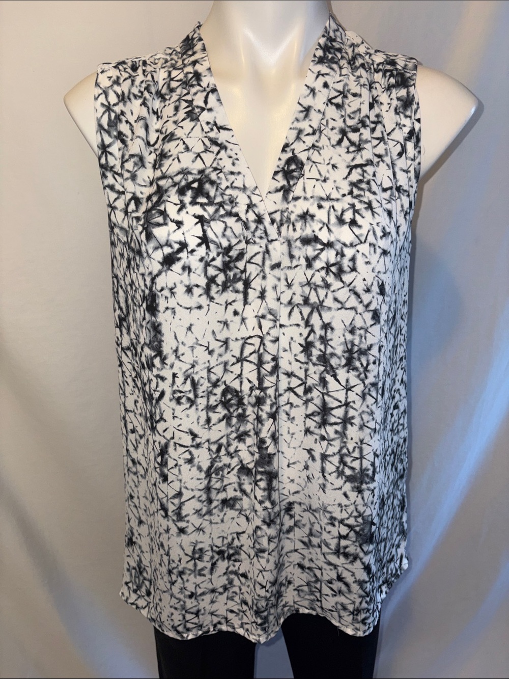 Violet & Claire  V-Neck Patterned sleeveless Top - Black & White